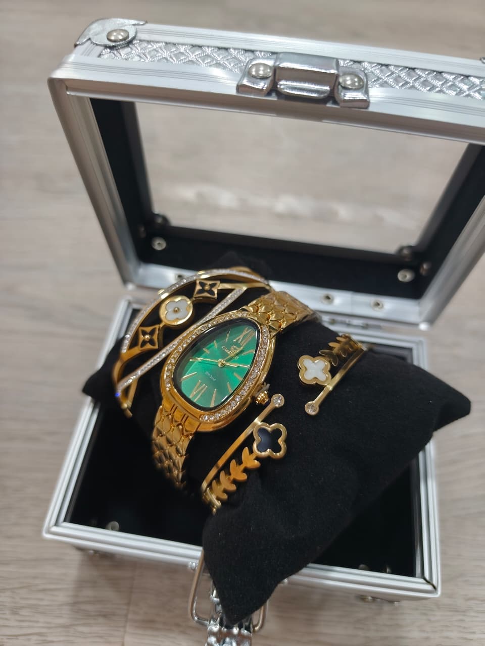 RELOJ EN COFRE