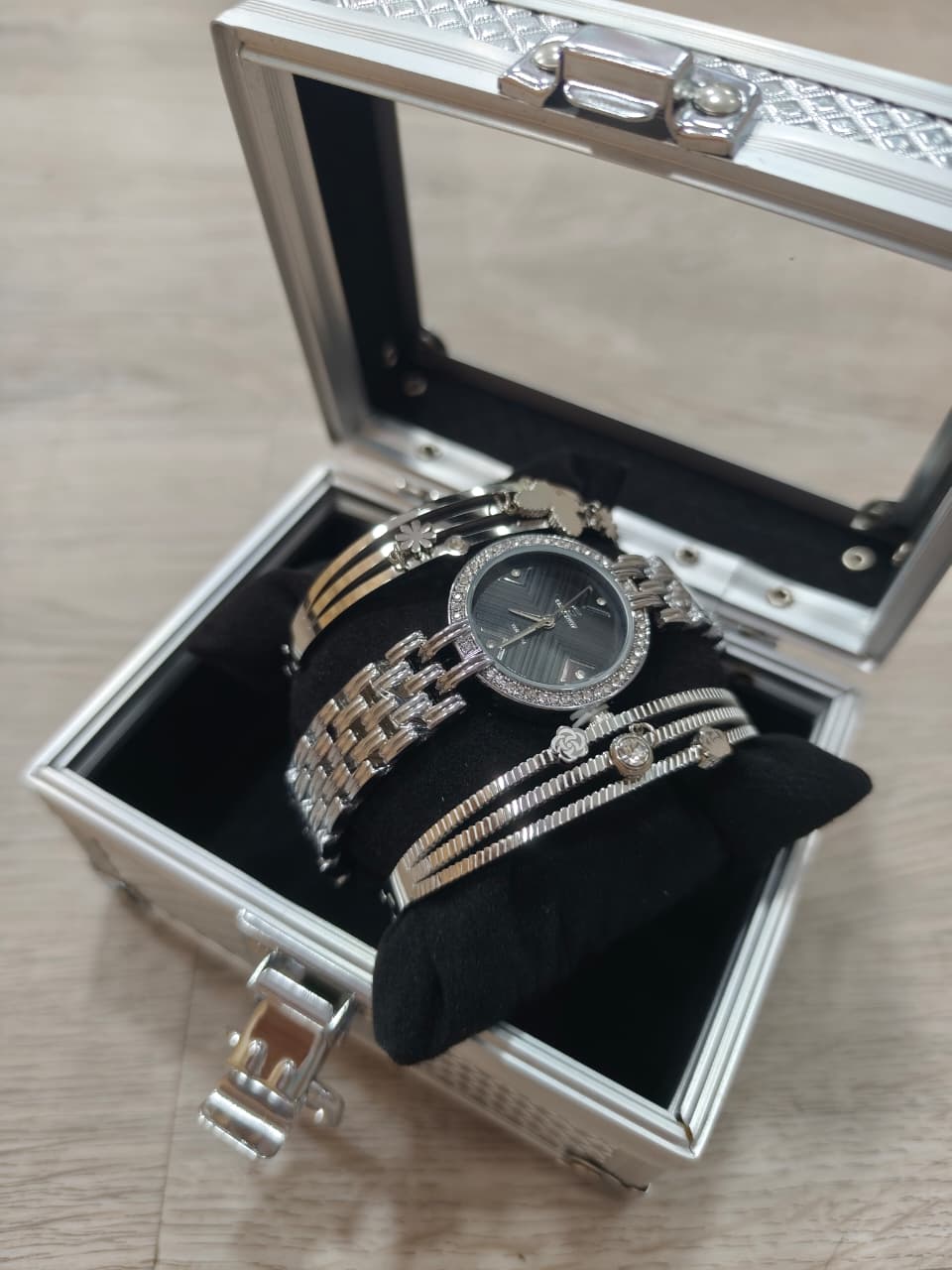 RELOJ EN COFRE