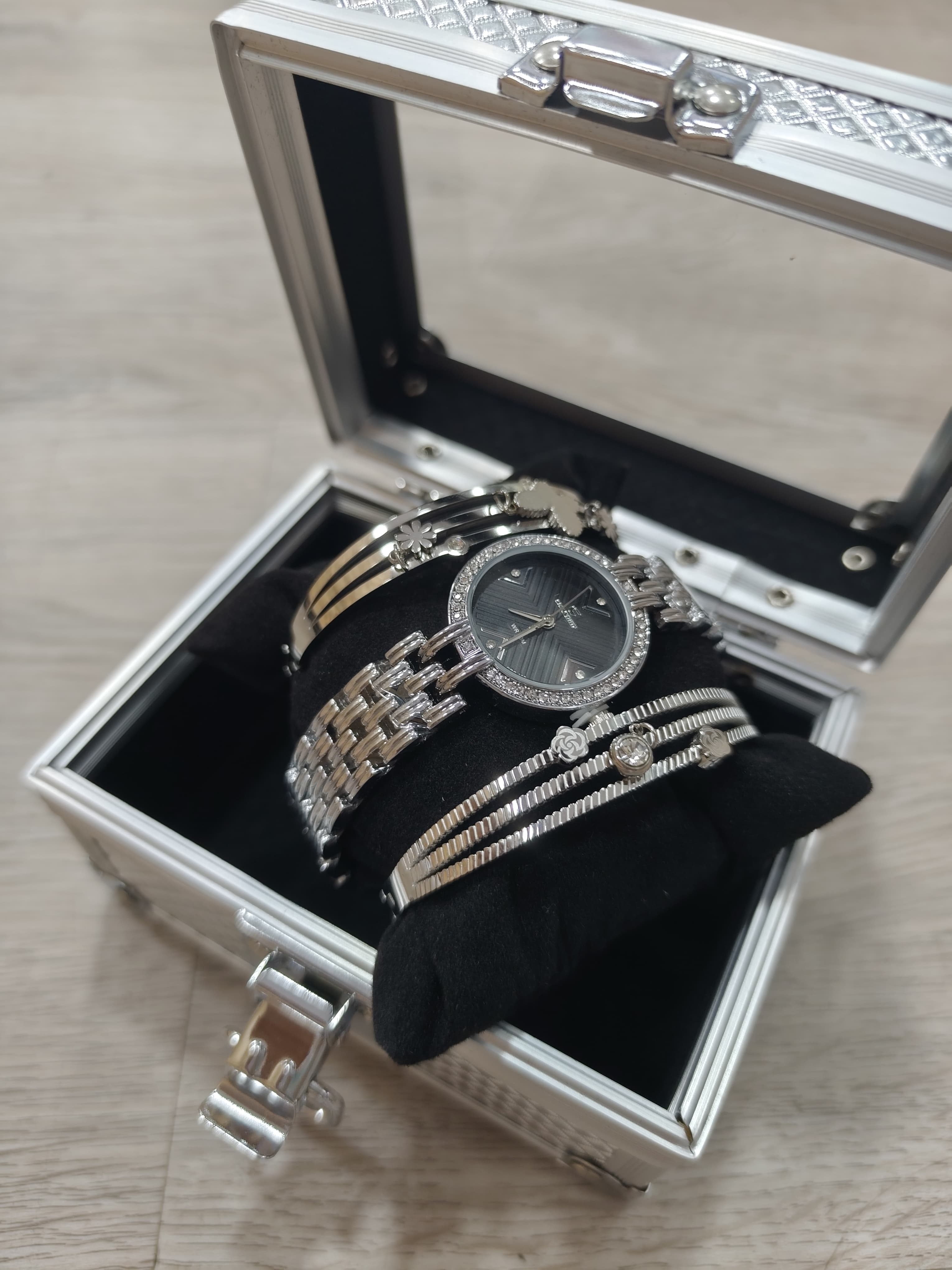 RELOJ EN COFRE