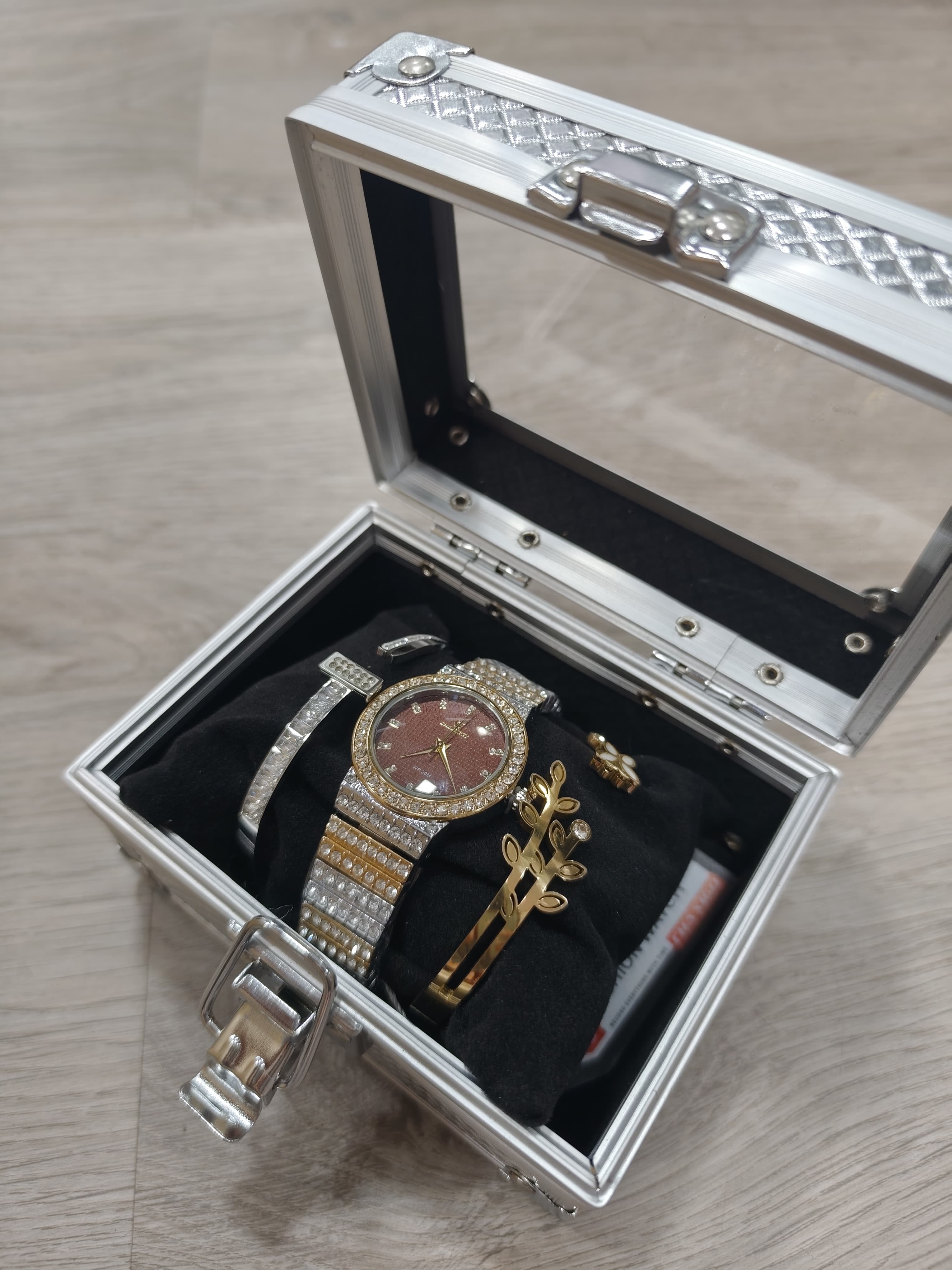 RELOJ EN COFRE