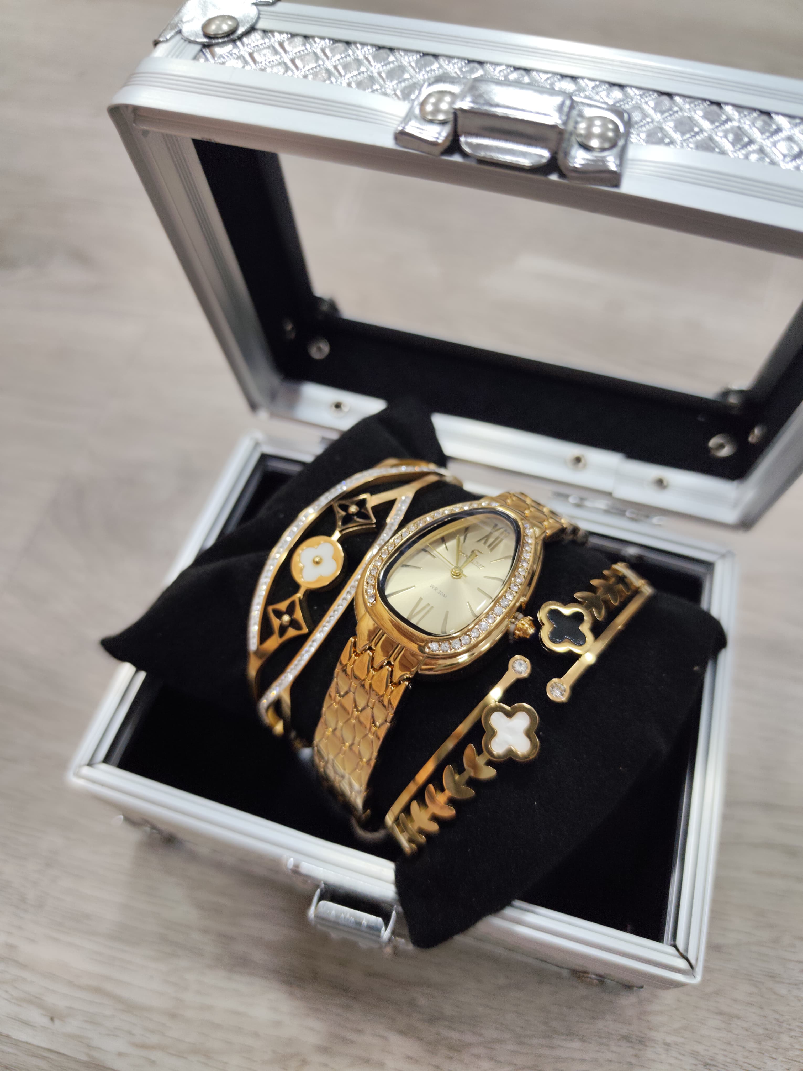 RELOJ EN COFRE